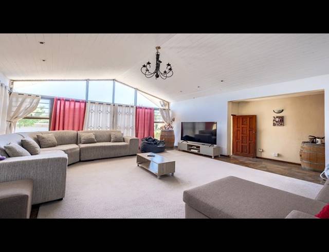 5 BEDROOM HOUSE FOR SALE IN PAROW NORTH